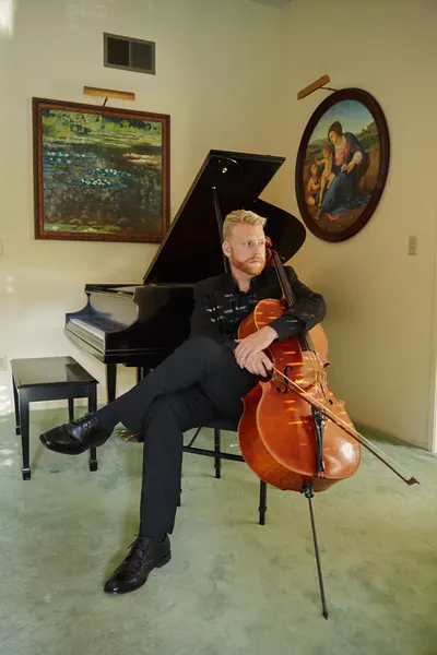 Daniel Grab with cello in the lesson room